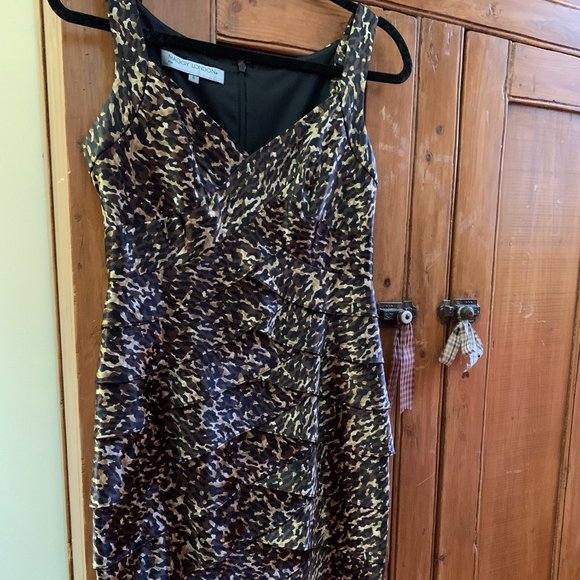 Maggy London Dress, Brown, black & gold print, Size 4, Under knee, All lining.LN - Picture 13 of 13